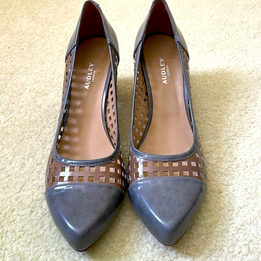 Audley London chunky heel pumps Sz 40 gray w/ tan cutout side panels almond toe